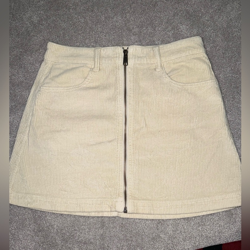American Eagle cream mini skirt